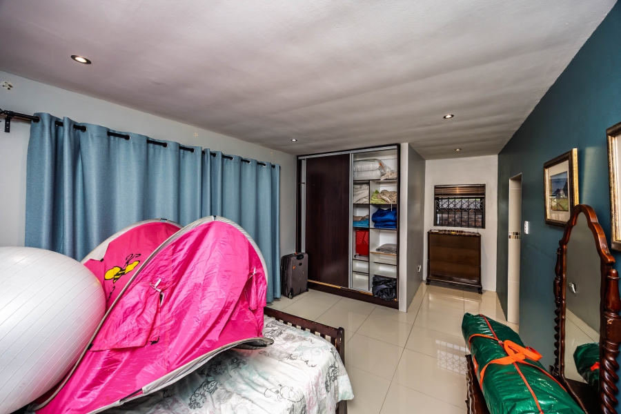 To Let 5 Bedroom Property for Rent in Cove Rock Eastern Cape